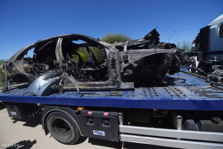 José Antonio Reyes, korábbi spanyol válogatott labdarúgó autójának kiéget roncsát szállítják el a Sevilla spanyol tartománybeli Alcala de Guadairában, ahol Reyes közlekedési balesetet szenvedett 2019. június 1-jén