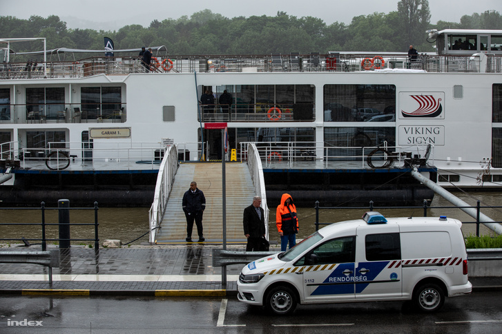 Rendőrök a Viking Sigyn szállodahajón a hajóbalesetet követően 2019. május 30-án.