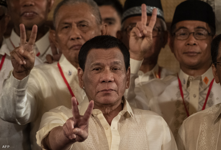 Duterte békejelet mutat a Moro Islamic Liberation Front (MILF) tagjaival Manilában 2019. február 22-én