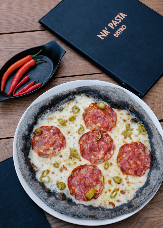 A Diavola pizza itt fekete változatban. A tésztát faszénnel színezik, nincs mellékíze, állagra pedig olyan, amilyennek lennie kell: kívül roppanós, belül puha