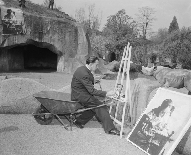 Salvador Dalí a párizsi állatkertben az orrszarvúval és a festménnyel
