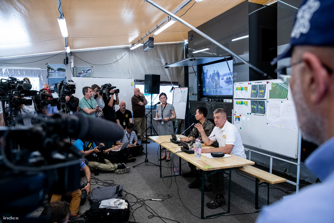 Sajtótájékoztatót tart Hajdu János, a TEK főigazgatója és Szong Szongun dél-korea budapesti katonai attaséja a TEK mobil központjában a Margitszigeten 2019. június 3-án.