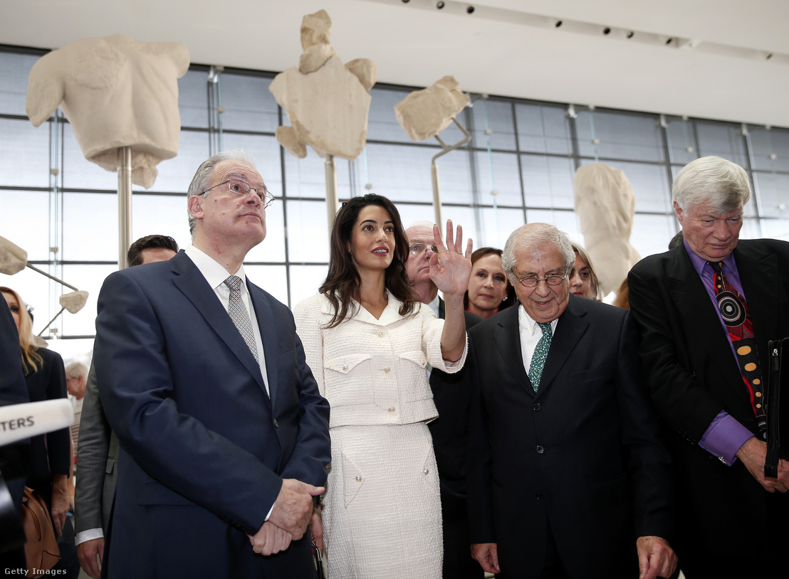 Amal Alamuddin Clooney az athéni Akropolisz Múzeumban tett látogatása során a múzeum igazgatója, Dimitris Pantermalis és a kulturális- és sportminiszter, Konstantinos Tasoulas társaságában 2014. október 15-én.