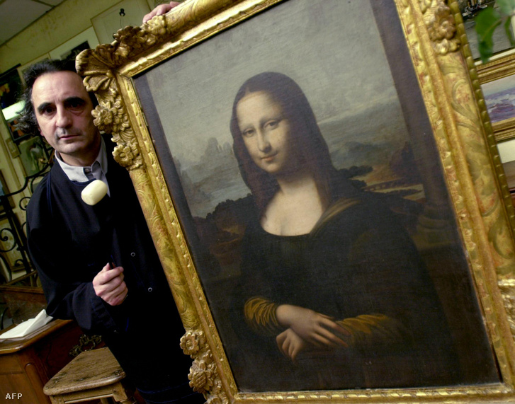 Me Regis Bailleul bemutatja Mona Lisa portréját 2003. november 7-én Bayeux-ban, ami a festmény legrégebbi ismert példánya.