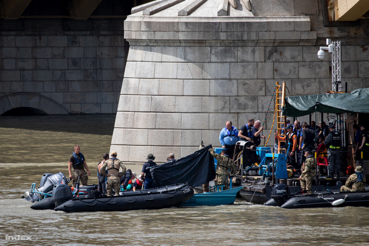 Search team recovering a victim's body from the Danube on 4 June 2019.