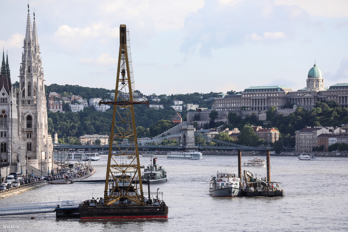 The first, smaller crane vessel standing by near Margit bridge on 31 May 2019.