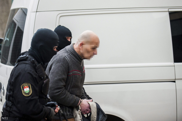 B. József elsőrendű vádlottat vezetik be a Pécsi Ítélőtábla épületébe 2014. január 10-én