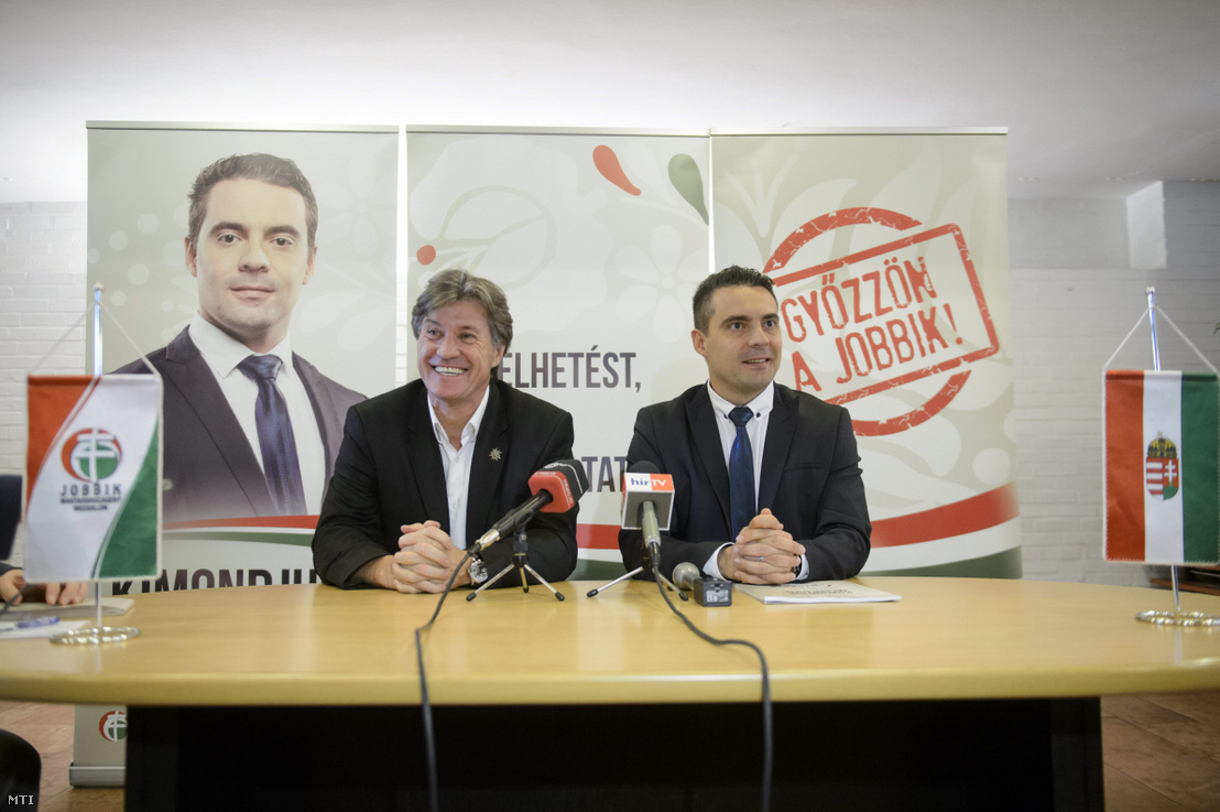 Vona Gábor, a Jobbik elnöke, miniszterelnök-jelöltje (j) és Pörzse Sándor, a párt országgyűlési képviselője a Jobbik sajtótájékoztatóján Gyöngyösön 2014. április 5-én