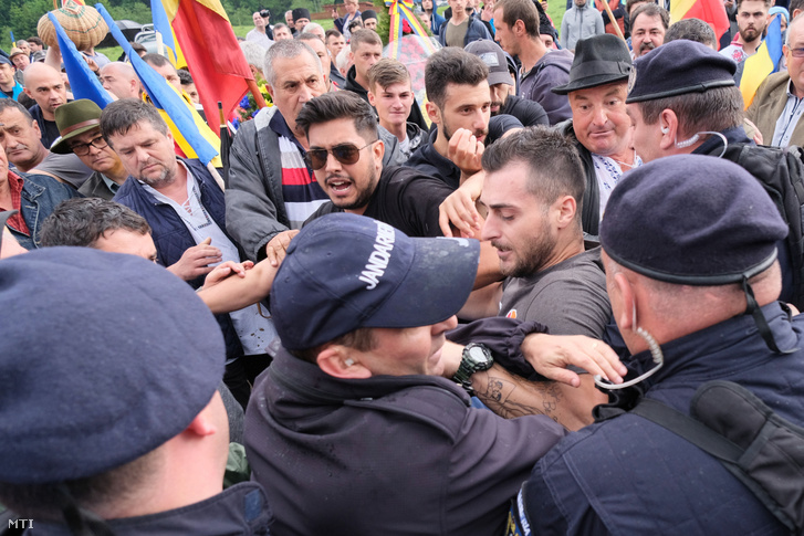 Csendőrökkel dulakodnak román résztvevők akik erőszakkal benyomult az úzvölgyi katonatemetõbe ahol ortodox szertartás keretében felszentelték törvénysértően létesített román emlékművet és parcellát 2019. június 6-án.