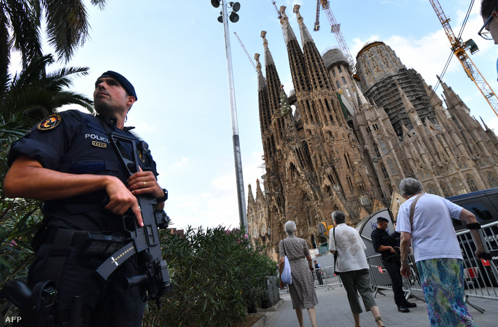 Rendőr posztol a Sagrada Familia előtt 2017 augusztus 20-án