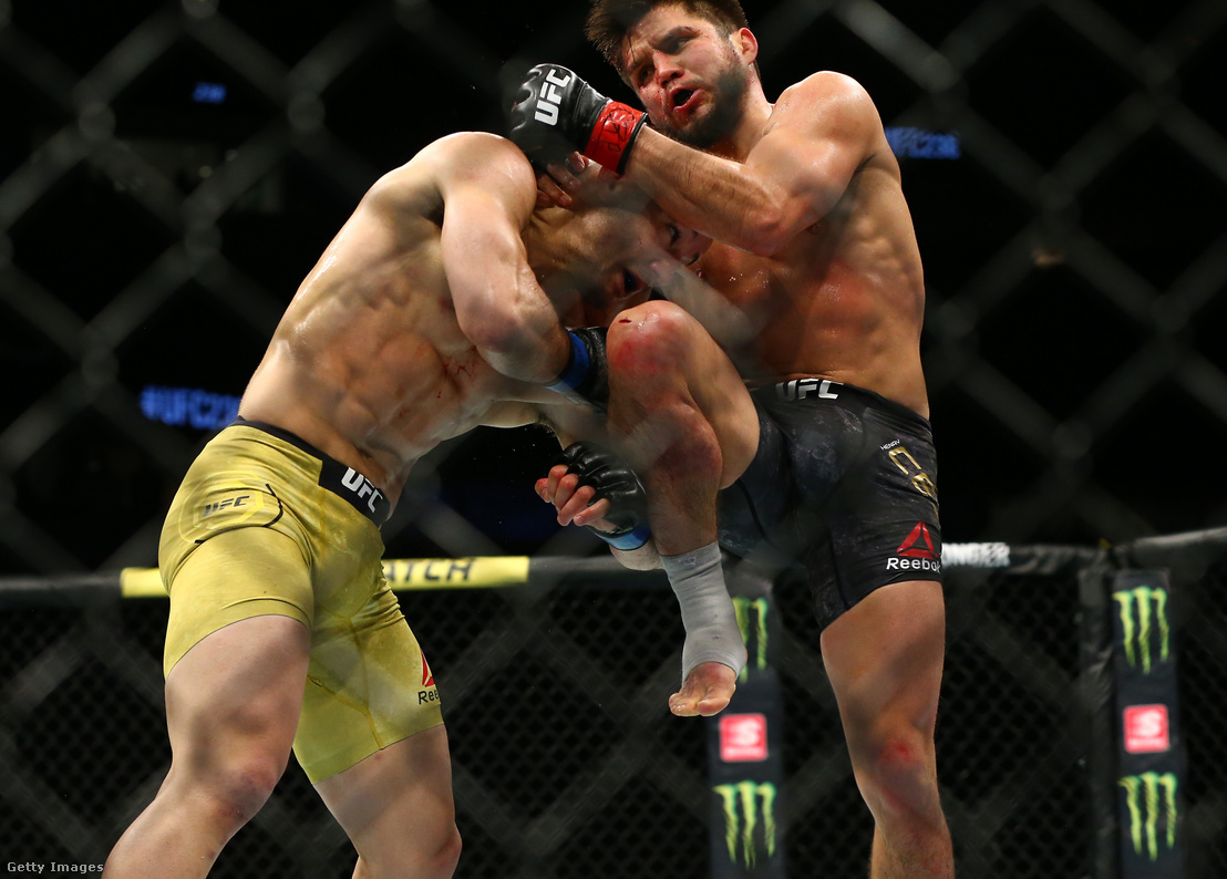 Henry Cejudo (jobbra) letérdeli Marlon Moraes-t az UFC 238-on 2019. június 8-án