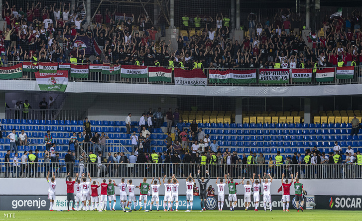 A győztes magyar válogatott játékosai köszöntik a szurkolókat az Azerbajdzsán - Magyarország labdarúgó Európa-bajnoki selejtezőmérkőzés végén a bakui Bakcell Arénában 2019. június 8-án