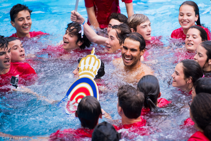 Nadal egy úszómedencében ünnepli Thiem elleni győzelmét Barcelonában, 2017 áprilisban.