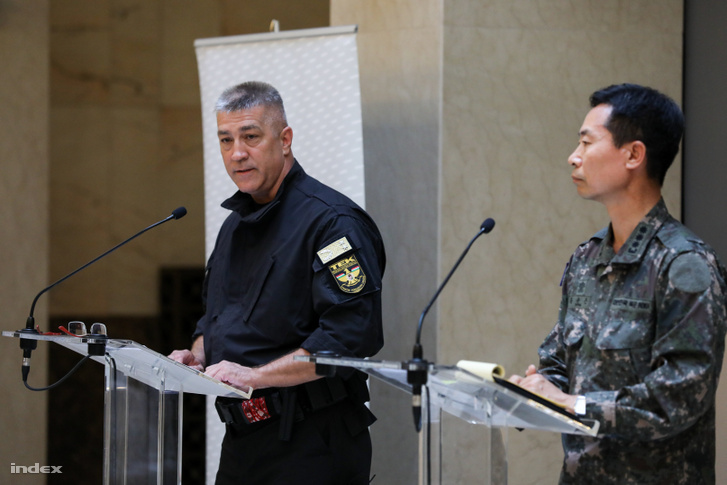 Hajdu János, a TEK főigazgatója és Szong Szongun dél-korea budapesti katonai attaséja 2019. június 12-én