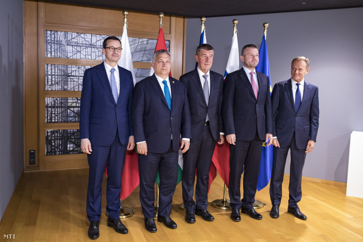 Mateusz Morawiecki lengyel, Orbán Viktor magyar, Andrej Babis cseh és Peter Pellegrini szlovák miniszterelnök, valamint Donald Tusk, az Európai Tanács elnöke (b-j) Brüsszelben 2019. május 28-án.