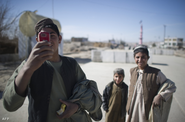 Mobillal fotózzák a tengerészgyalogosokat afgán fiatalok Musa Qala városában