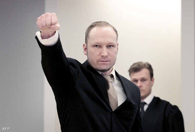 Breivik a 2. tárgyalási napon is ököllendítéssel köszönt