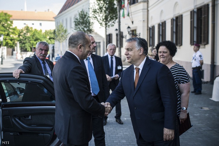 Orbán Viktor miniszterelnök (j) fogadja Rumen Radev bolgár elnököt a Karmelita kolostor előtt 2019. június 14-én