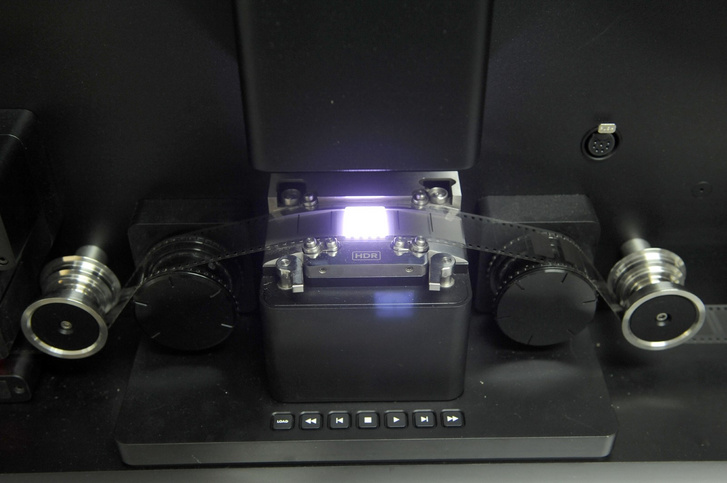 Filmszkenner 35mm-es képkapuval, befűzött filmmel