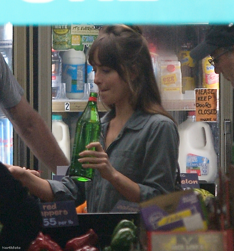 A színésznőt egy kezeslábasban kapták lencsevégre az utcán, majd egy vegyesboltban is, ahol nagy érdeklődéssel szorongatott a kezében egy zöld színű üveget,...