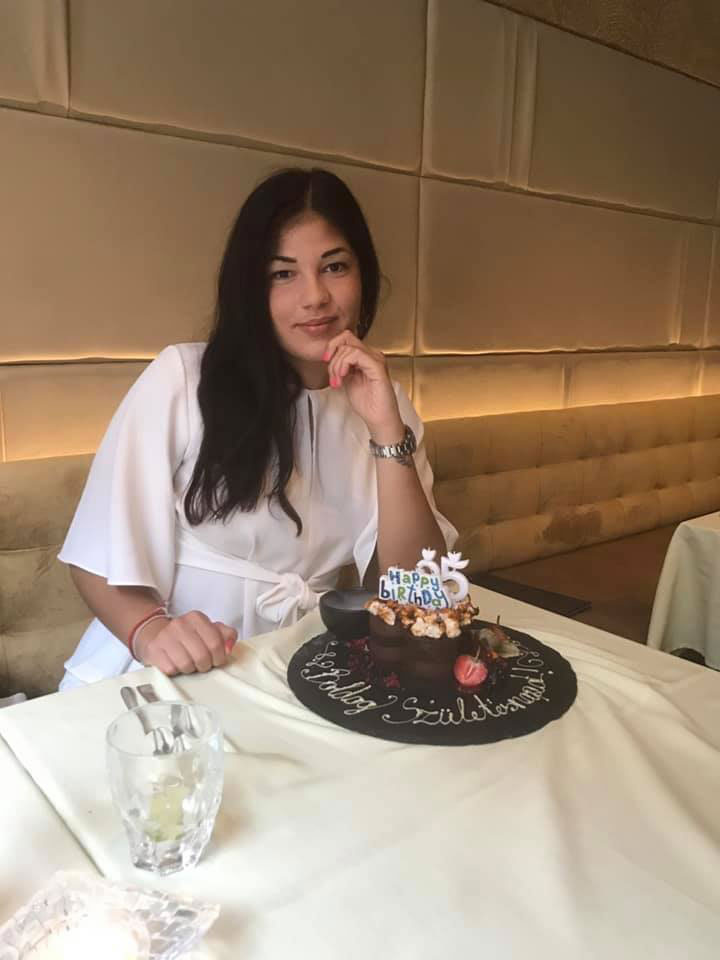 Gáspár Evelin a 25. születésnapjára kapott egyik tortájával.