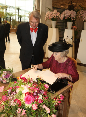A holland királynő és virágok az április 5.-ei ünnepélyes megnyitón