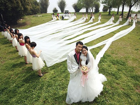 bride-wears-520m-long-dress-1334767898-5588