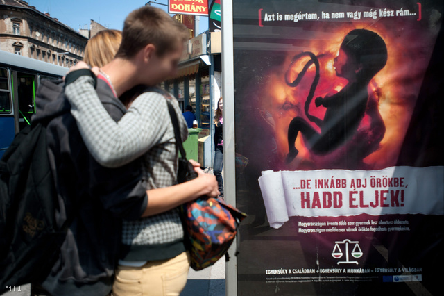 Abortusz ellenes plakát Budapesten