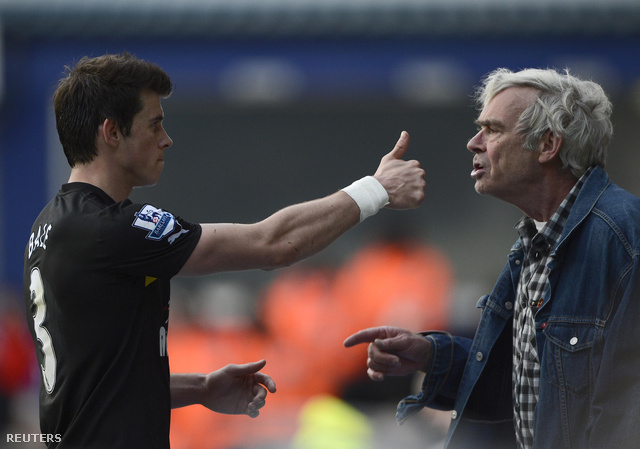 Gareth Bale egy Queens Park Rangers szurkolóval konfrontálódik