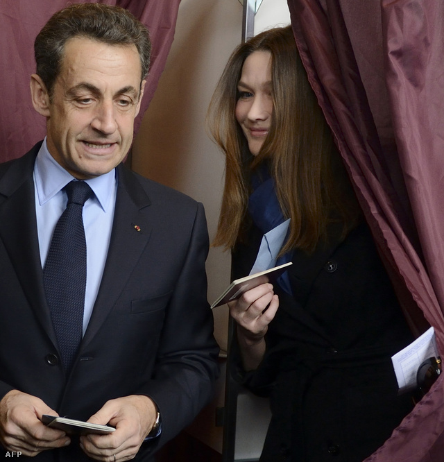 Sarkozy és felesége, Carla Bruni a szavazófülkében