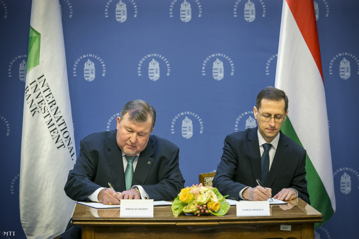 Varga Mihály pénzügyminiszter (j) és Nyikolaj Koszov, a Nemzetközi Beruházási Bank (IIB) elnöke aláírja a nemzetközi pénzintézet székhelyének áthelyezéséről szóló megállapodást Budapesten, a Pénzügyminisztériumban 2019. február 5-én