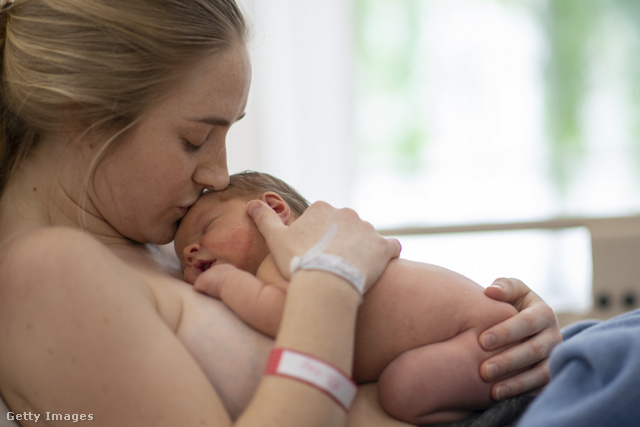 A születés utáni órákban különösen fontos a bőrkontaktus az anyával