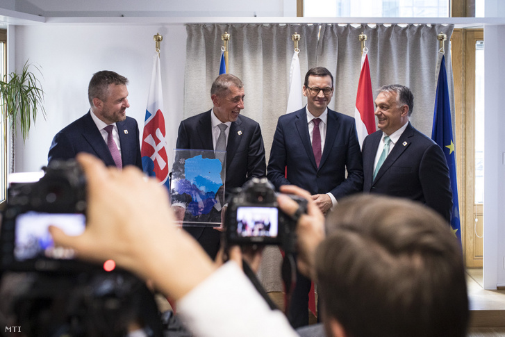 Peter Pellegrini szlovák, Andrej Babis cseh, Mateusz Morawiecki lengyel és Orbán Viktor magyar miniszterelnök (b-j) a V4-egyeztetésen az EU-csúcs előtt Brüsszelben 2019. június 20-án