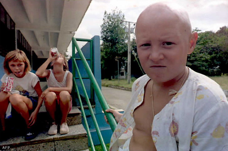 A 12 éves Yura Kudriakse, az 1986-os csernobili nukleáris katasztrófa áldozata pszichiátriai kezelésre várakozik  a Taravai Gyermekkórházban.