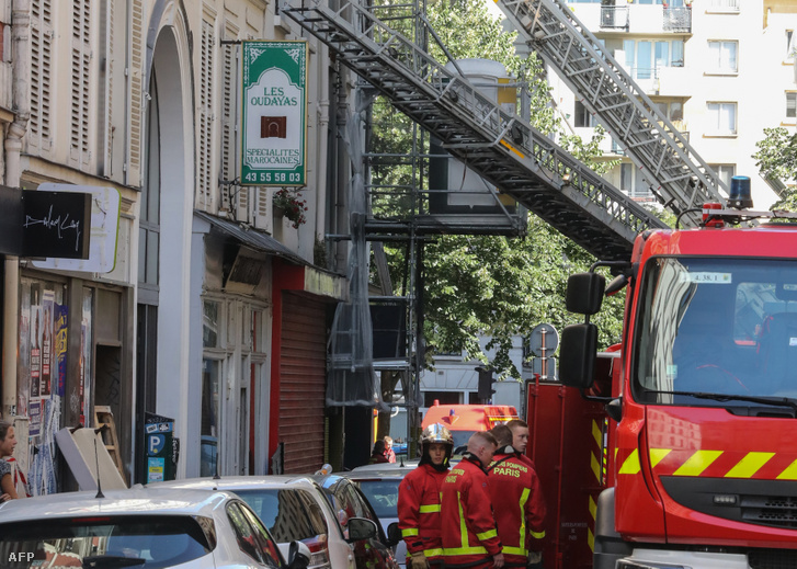 Tűzoltók dolgoznak a Rue de Neours egyik épületénél Párizsban 2019. június 22-én