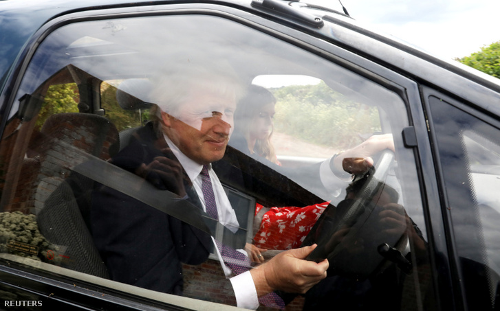 Boris Johnson és Carrie Symonds távoznak otthonukból május 27-én, az EP-választás után