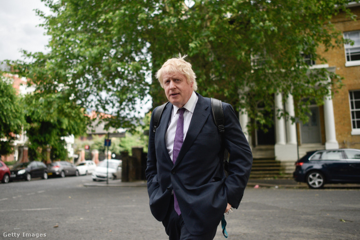 Boris Johnson távozik barátnője otthonából május 27-én, az EP-választás után