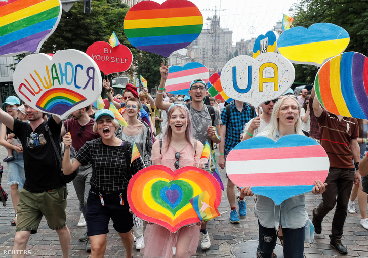 A KijevPride elnevezésű melegfelvonulás résztvevői az ukrán fővárosban 2019. június 23-án.