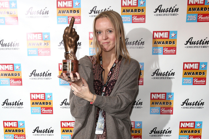 Emily Eavis az NME magazin legjobb fesztiválnak járó díjával 2015-ben