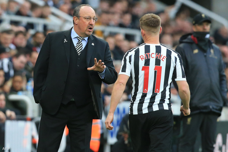Rafa Benítez a Newcastle United középpályásának, Matt Ritchie-nak ad tanácsot