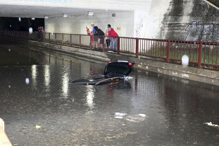 Vízben elmerült autó Szolnokon, a Széchenyi körút elején lévő aluljáróban 2019. június 19-én késő este