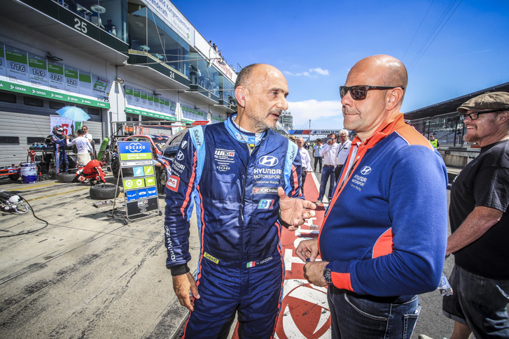 Andrea Adamo (j) Gabriele Tarquini mellett a WTCR 2019-es nürburgringi versenyhétvégéjén