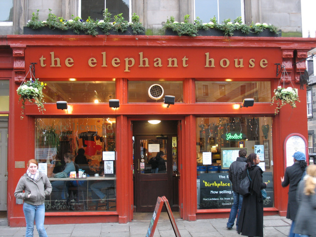 J. K. Rowling a Harry Potter és a bölcsek kövén olyan kávéházakban dolgozott, mint a The Elephant House