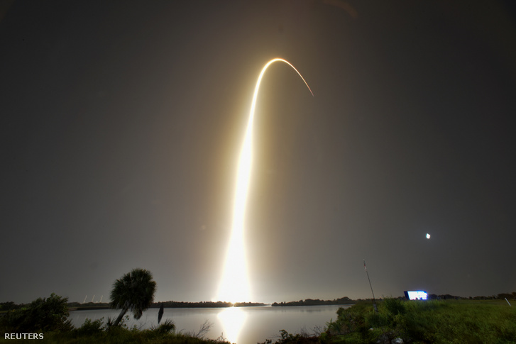 A SpaceX amerikai űrkutatási magánvállalat Falcon Heavy óriásrakétája indul a floridai Kennedy Űrközpontból 2019. június 25-én.