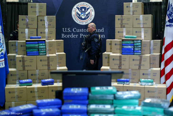 Rendőr sétál a philadelphiai kikötőben lefoglalt kokain szállítmány között 2019. június 21-én. Legalább 17,5 tonna kokaint foglaltak le, több mint egy milliárd dollár értékben.
