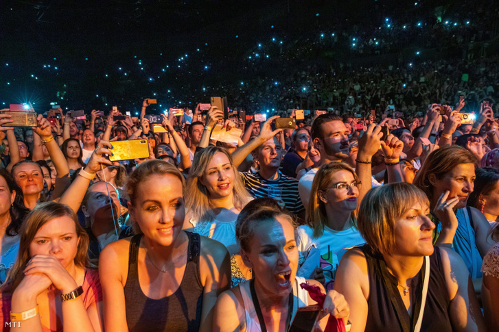 Közönség az amerikai Backstreet Boys együttes koncertjén a Papp László Budapest Sportarénában 2019. június 25-én