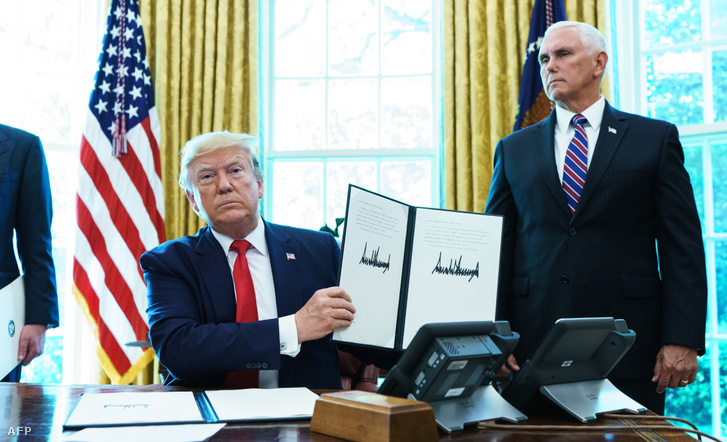 Donald Trump mutatja az általa aláírt Irán ellen bevezetni kívánt szankciókat a Fehér Házban 2019. június 24-én
