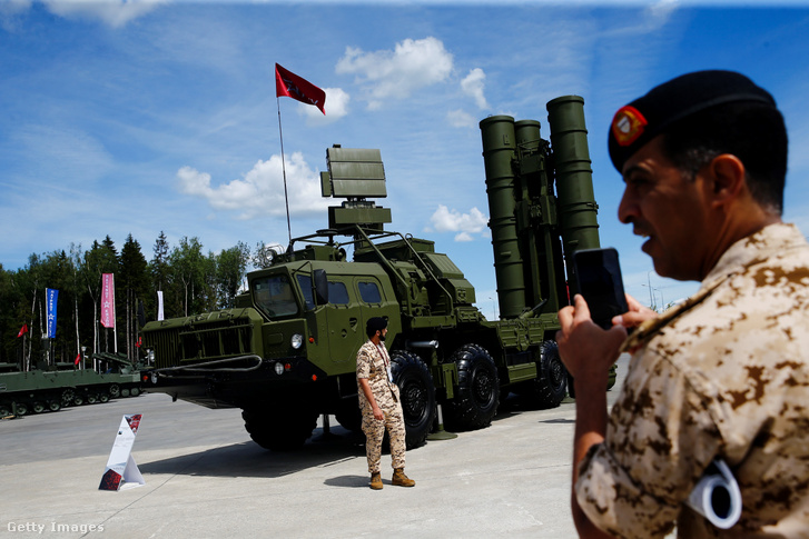 Nemzetközi katonai fórumon bemutatott S-400 típusú rakétaindító Moszkvában, Oroszországban 2019. június 25-én.