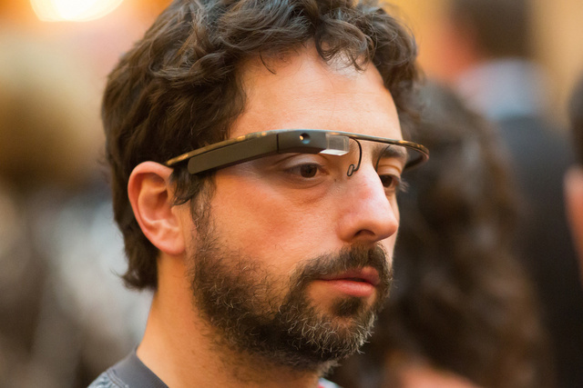 Sergey Brin, a Google társalapítója az okosszemüveggel