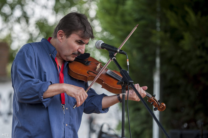 Ökrös Csaba hegedűművész zenél a 7. Ördögkatlan Fesztivál megnyitóján Nagyharsányban 2014. augusztus 5-én